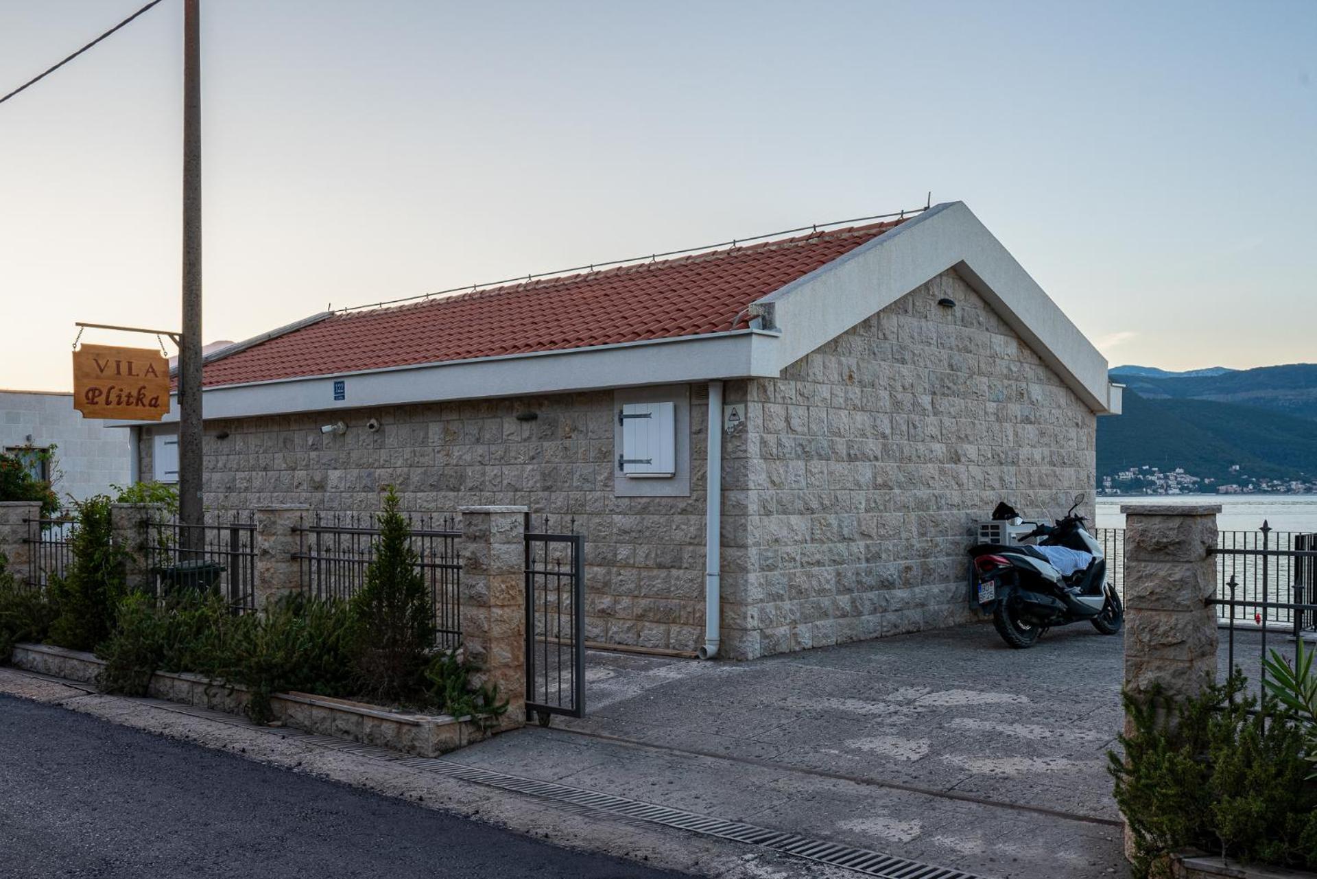 Villas Plitka ティヴァト エクステリア 写真